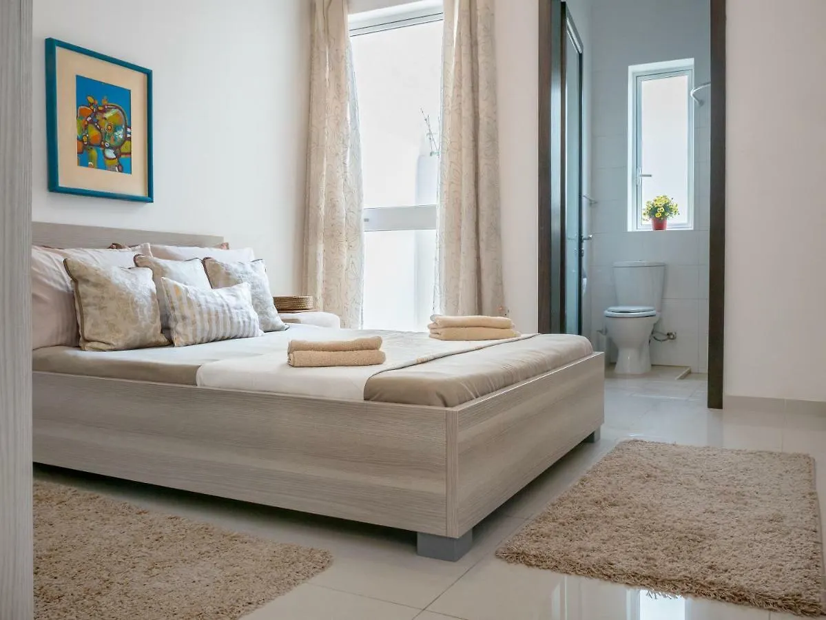 Sliema Quiet & Modern Maisonette 0*,
